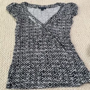 Women’s Banana Republic t-shirt - size small - black/white